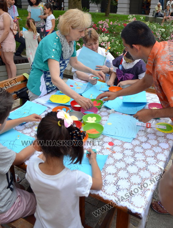 Детската вселена напълни централната алея