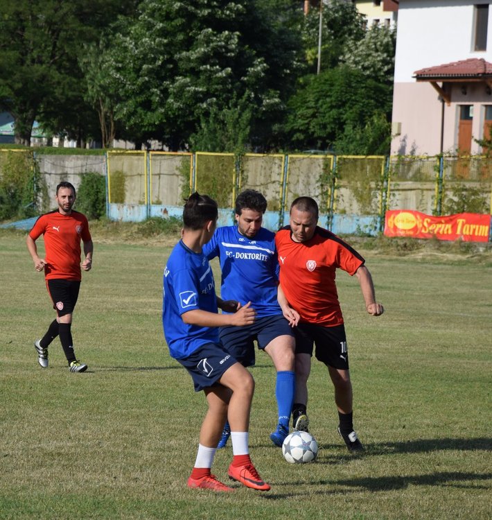 Ветераните на „Юнак“ победиха трудно „Докторите“ с 2:1