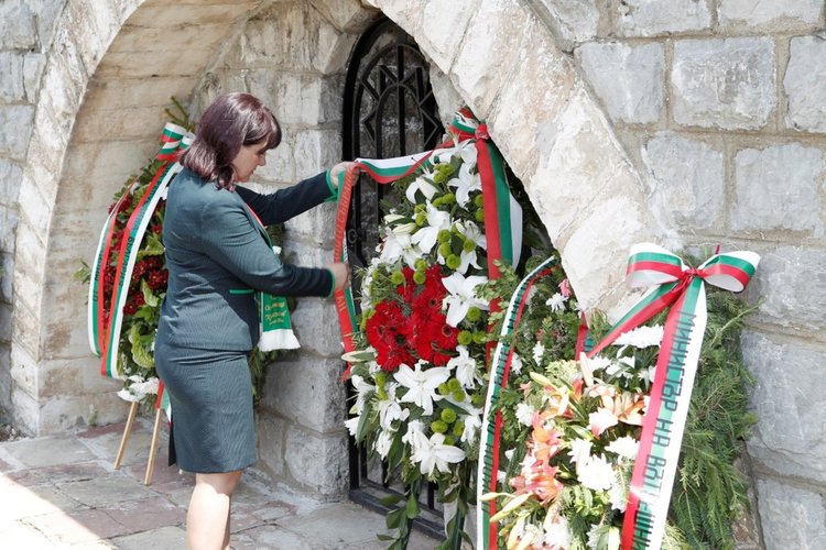 Председателят на Народното събрание Цвета Караянчева се поклони на Околчица