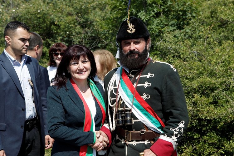 Председателят на Народното събрание Цвета Караянчева се поклони на Околчица