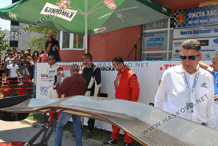 рейсинг директорът на състезанието в Хасково Валентин Боев не пропусна нито един детайл