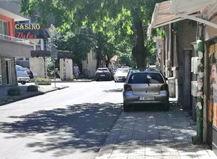 Читатели: тротоарите в Хасково са превърнати в паркинги