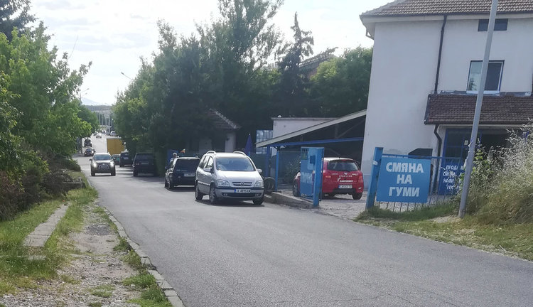 Читатели: тротоарите в Хасково са превърнати в паркинги