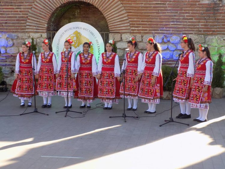 Дебърските "славейчета" покориха две сцени за два дни