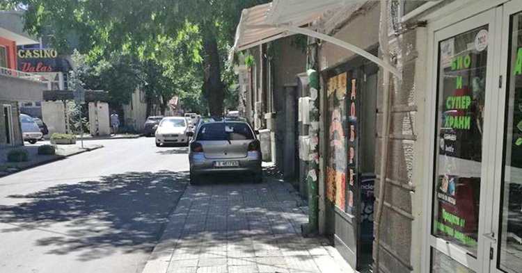 Читатели: тротоарите в Хасково са превърнати в паркинги