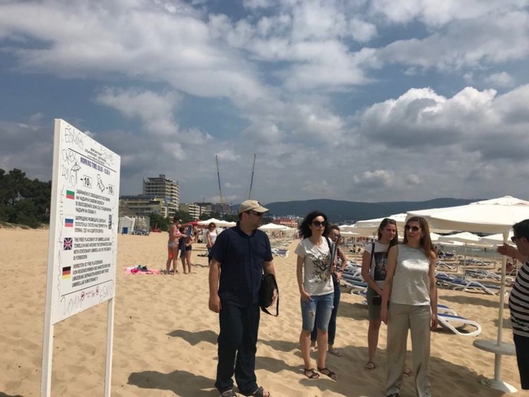 Достъп и безплатни чадъри за хора с увреждания на централния плаж в Слънчев бряг