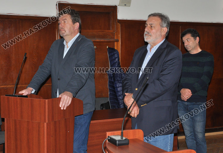 Георги Иванов и двамата му адвокати пред съда в Хасково