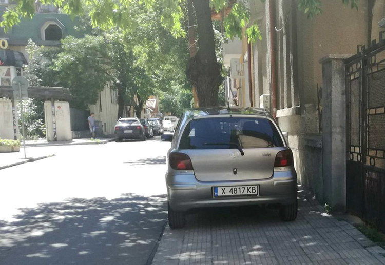 Читатели: тротоарите в Хасково са превърнати в паркинги