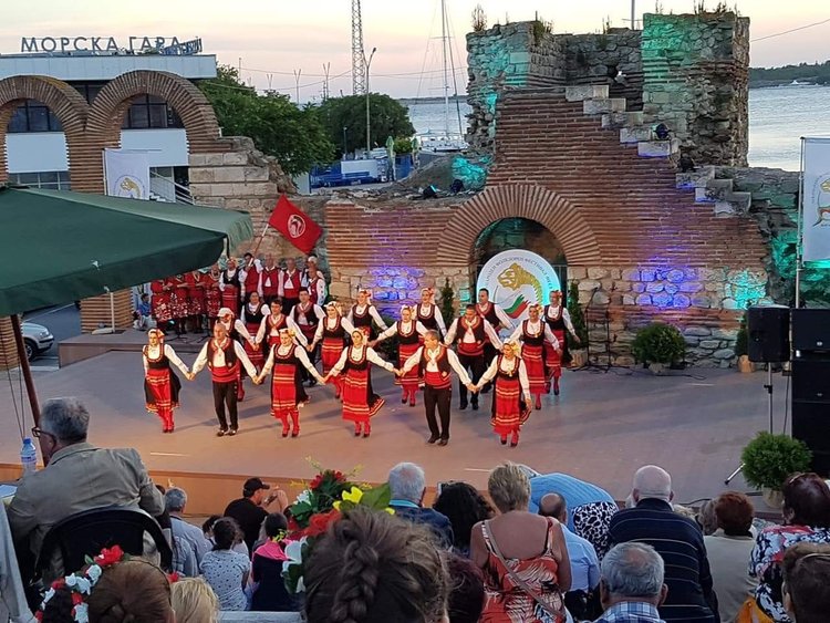 С куп медали от международен фестивал се завърна читалището в с. Радиево