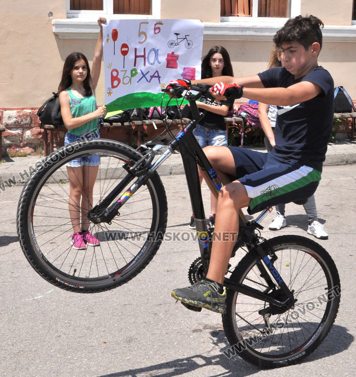 32 деца от „Климент“ карат велосипеди по учебник 