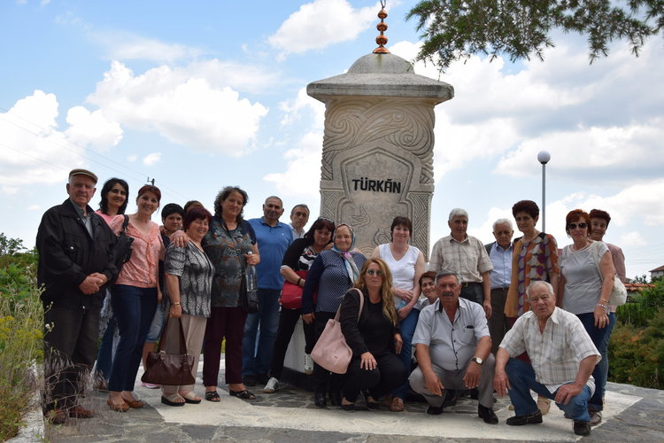 Пенсионери от Ардино се поклониха пред жертвите от Възродителния процес в Кирковско