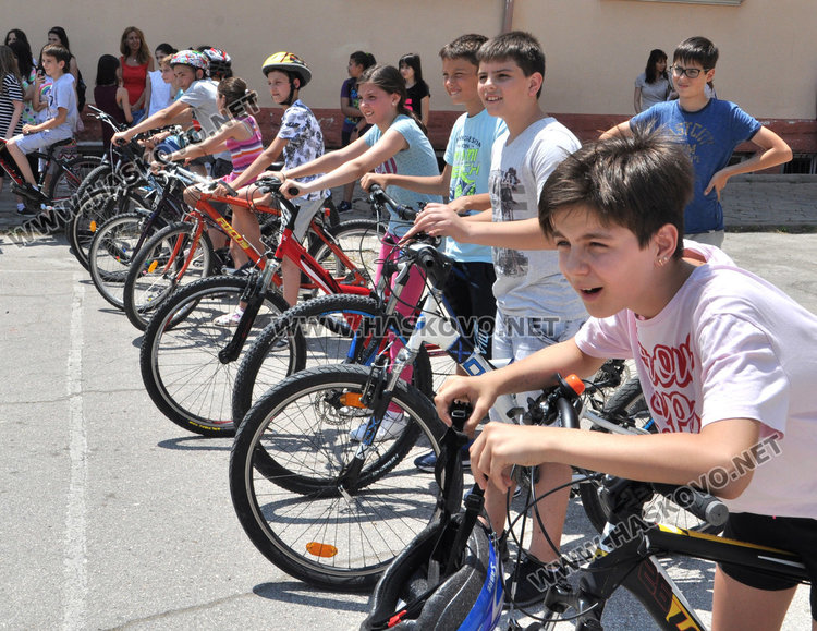 32 деца от „Климент“ карат велосипеди по учебник 