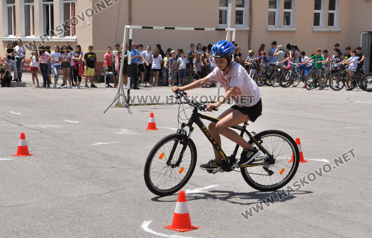 32 деца от „Климент“ карат велосипеди по учебник 