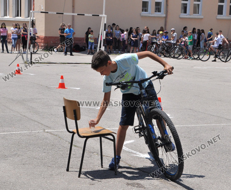 32 деца от „Климент“ карат велосипеди по учебник 