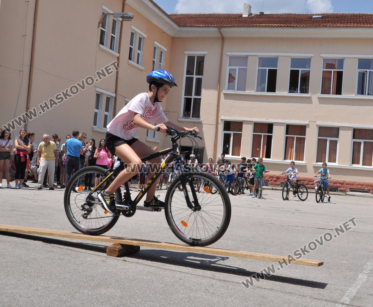 32 деца от „Климент“ карат велосипеди по учебник 