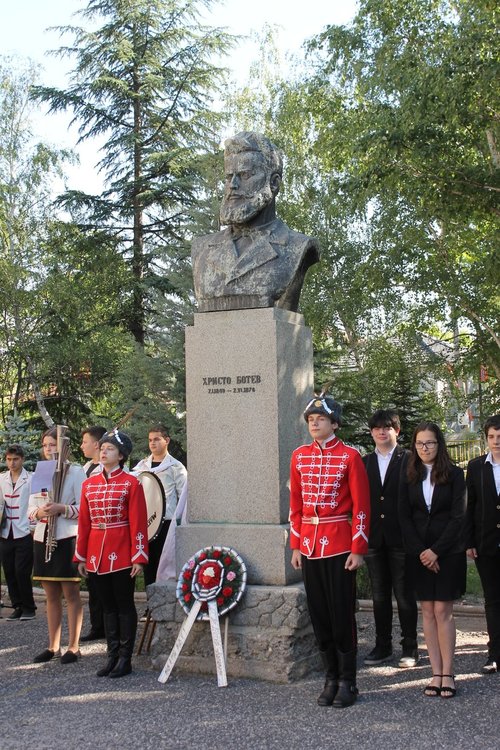 Ботевци почетоха на колене паметта на своя патрон