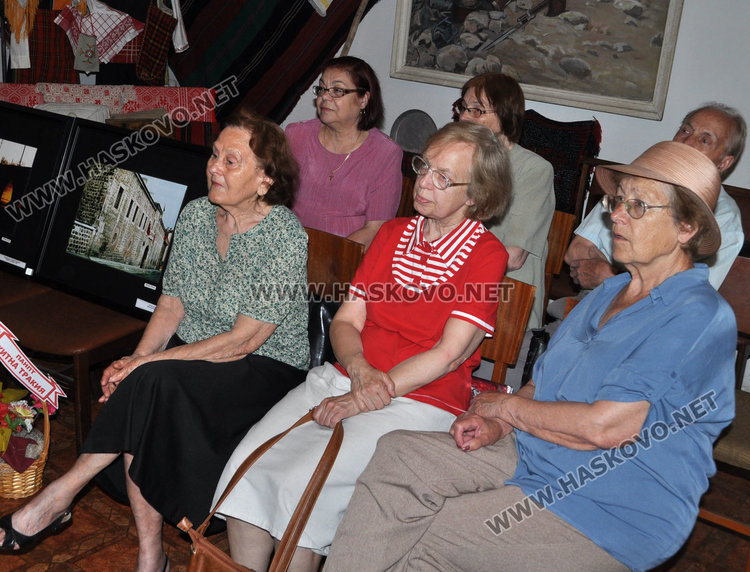 Журналист от Одрин подари фото експозиция на Тракийското дружество в Хасково