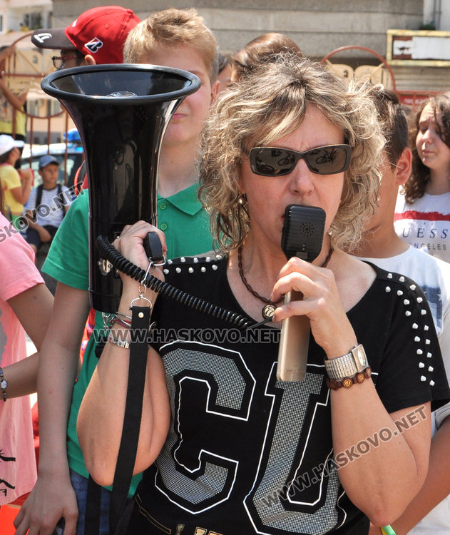 32 деца от „Климент“ карат велосипеди по учебник 