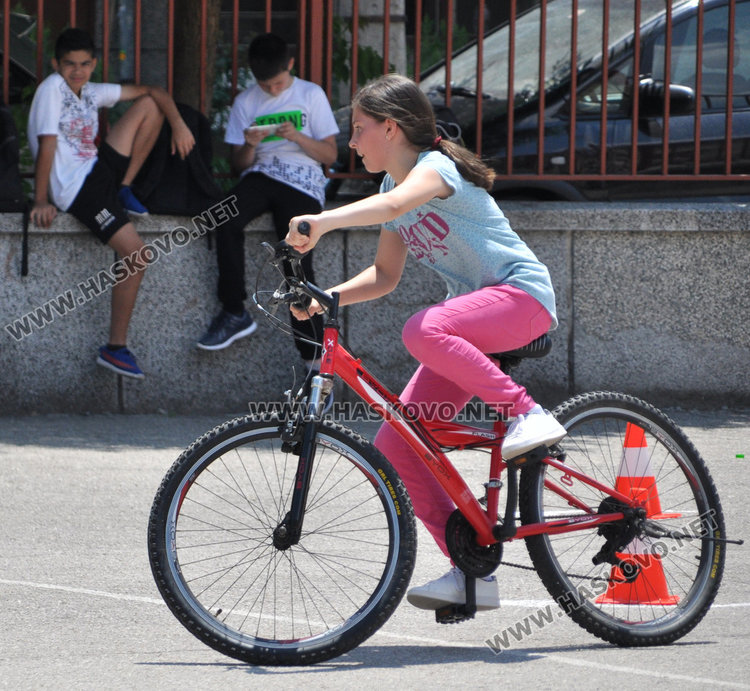 32 деца от „Климент“ карат велосипеди по учебник 