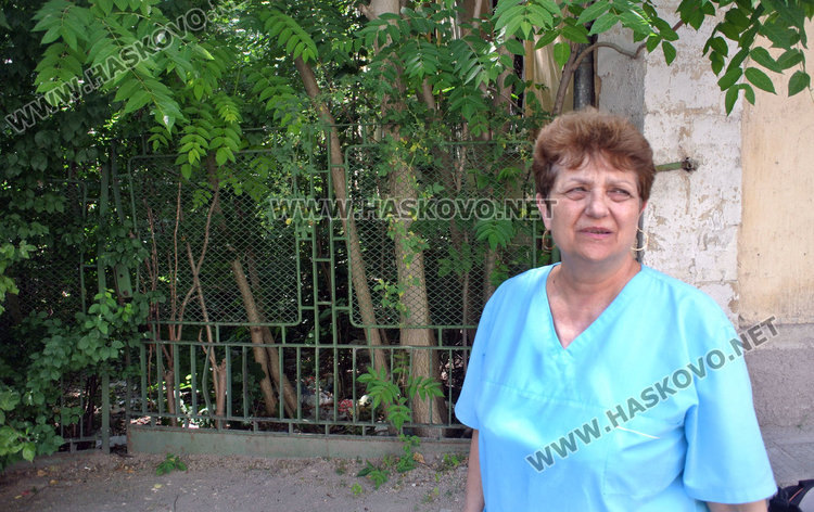 Управителката на аптеката пред входа на склада, точно срещу фармацията