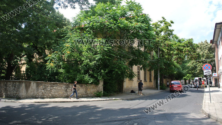 Смрад от бивш тютюнев склад вмирисва ул. “Георги Кирков”