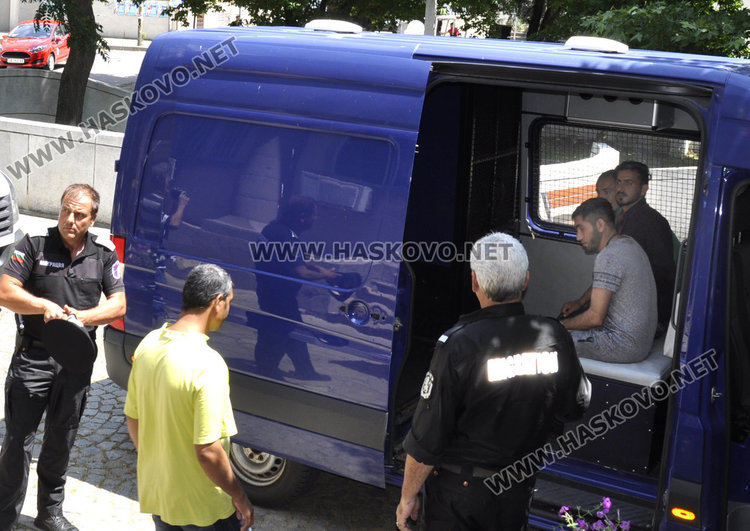 Протестъри искат свобода за погромаджиите от лагера в Харманли