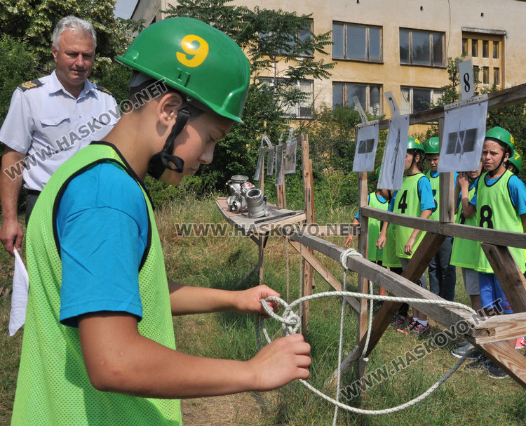 100 млади огнеборци от Хасково гасиха горски пожари