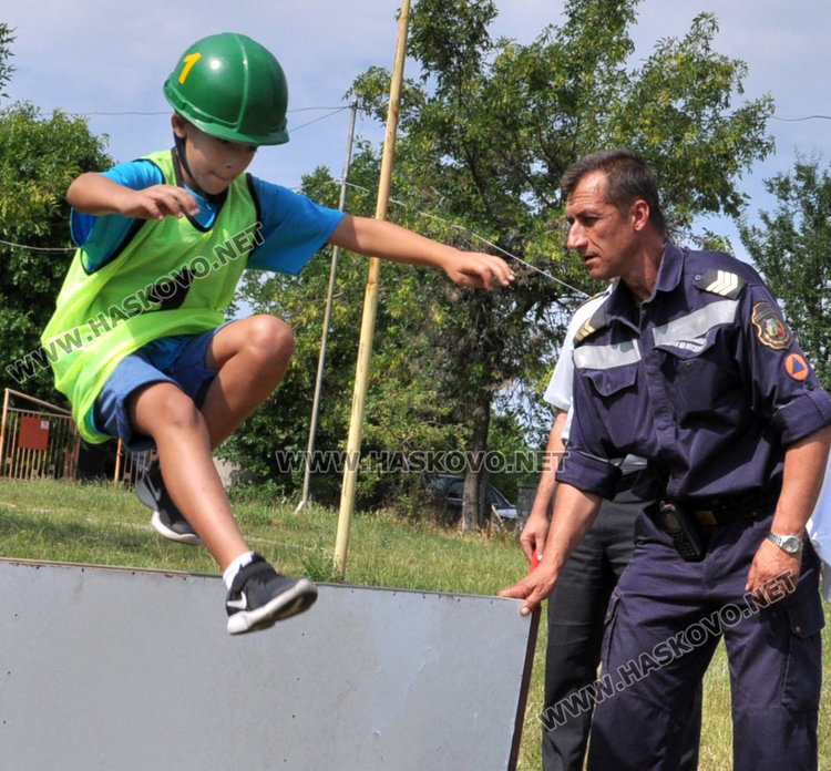 100 млади огнеборци от Хасково гасиха горски пожари