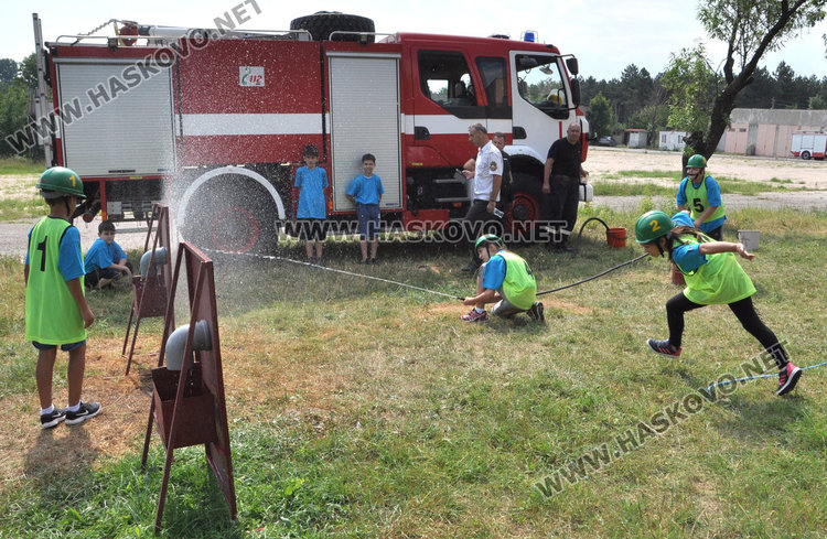 100 млади огнеборци от Хасково гасиха горски пожари