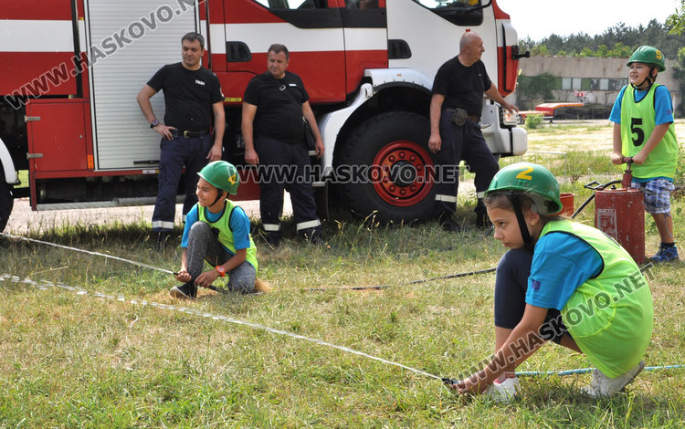 100 млади огнеборци от Хасково гасиха горски пожари