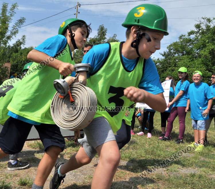 100 млади огнеборци от Хасково гасиха горски пожари