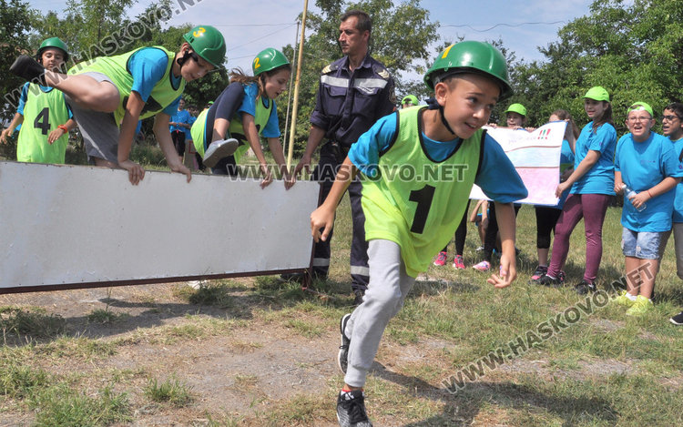 100 млади огнеборци от Хасково гасиха горски пожари