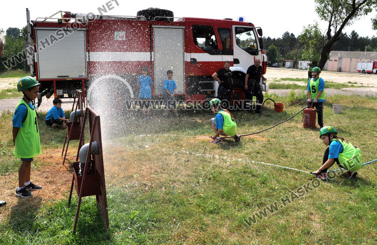 100 млади огнеборци от Хасково гасиха горски пожари