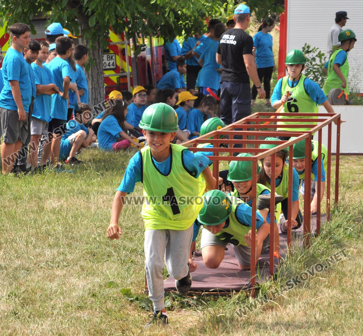 100 млади огнеборци от Хасково гасиха горски пожари