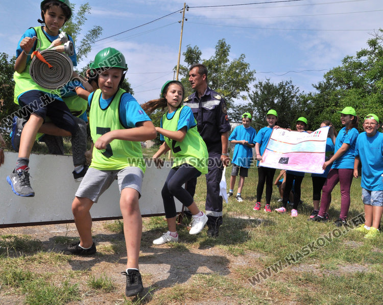 100 млади огнеборци от Хасково гасиха горски пожари
