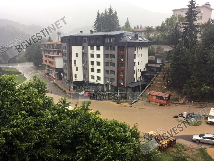 Кални реки потекоха в района на няколко строителни обекта в центъра на Смолян