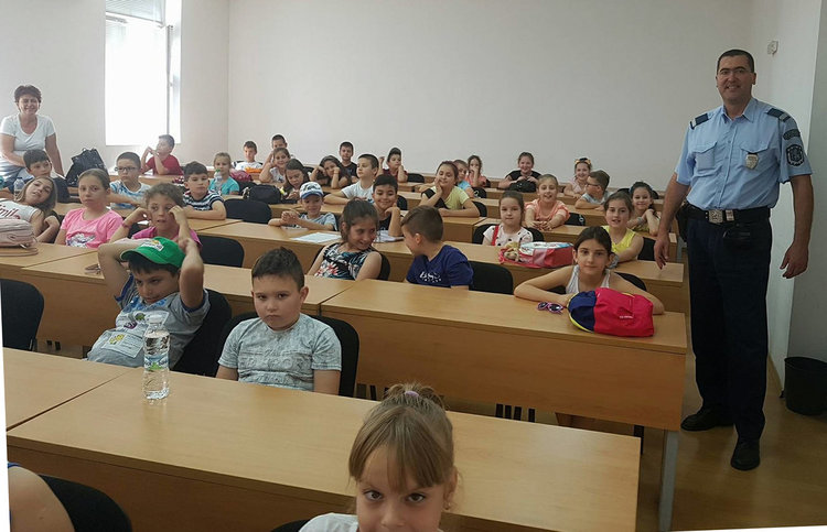 Ученици посетиха полицията, запознаха се криминалната обстановка