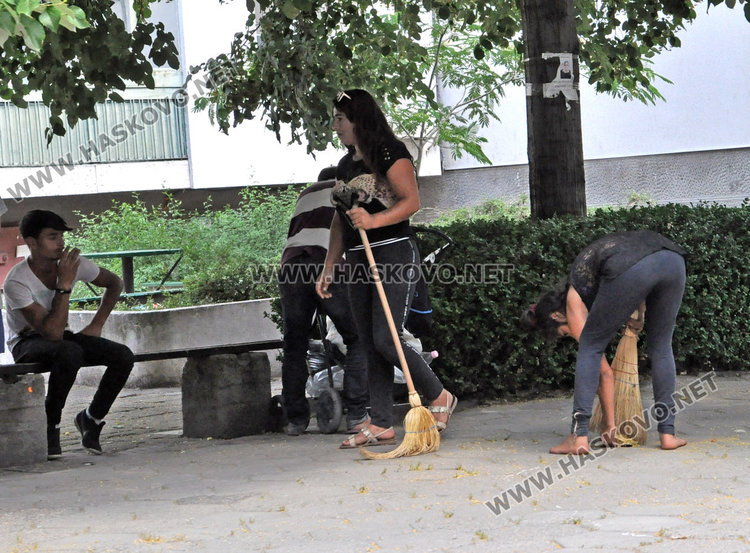 Глобени роми пак метат липа по улиците на Хасково