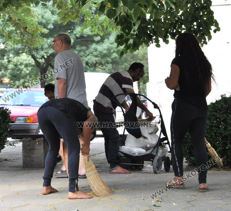 Глобени роми пак метат липа по улиците на Хасково