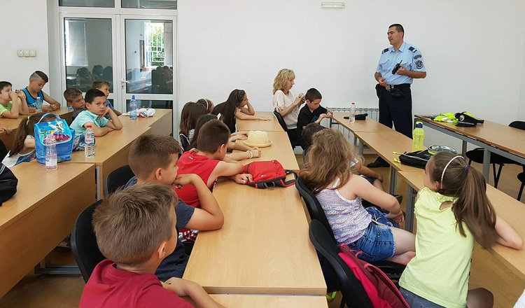 Ученици посетиха полицията, запознаха се криминалната обстановка