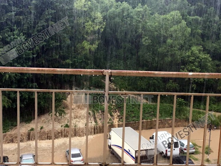 Над Дълбокото дере шахтата преля и се превърна в кален фонтан