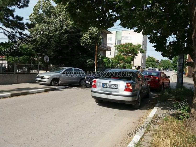 Катастрофа затрудни движението по ул. „Христо Смирненски“