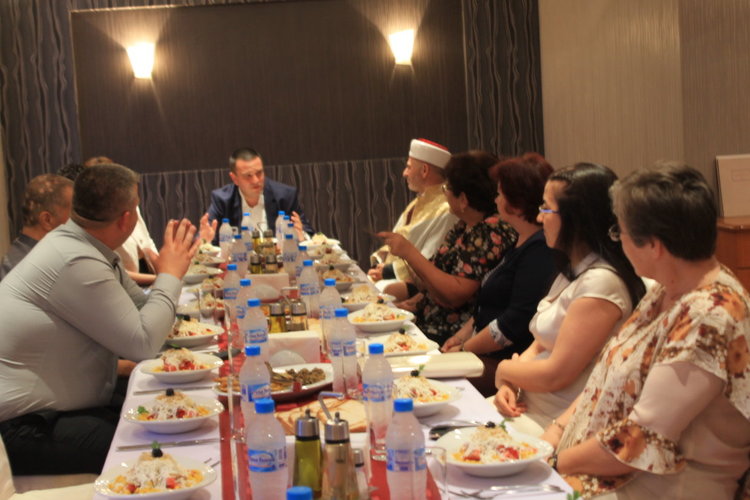 Областният управител събра на благотворителна вечеря изявени представители на мюсюлманската общност