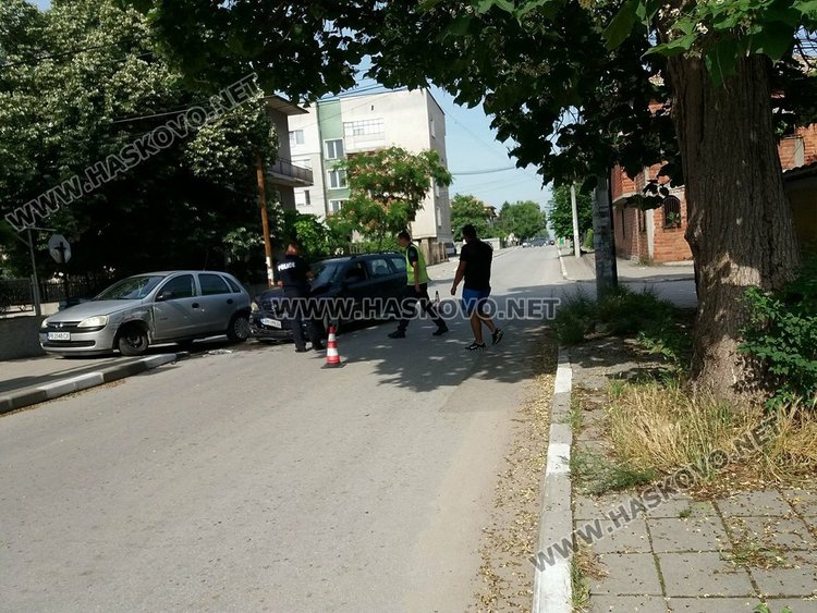 Катастрофа затрудни движението по ул. „Христо Смирненски“