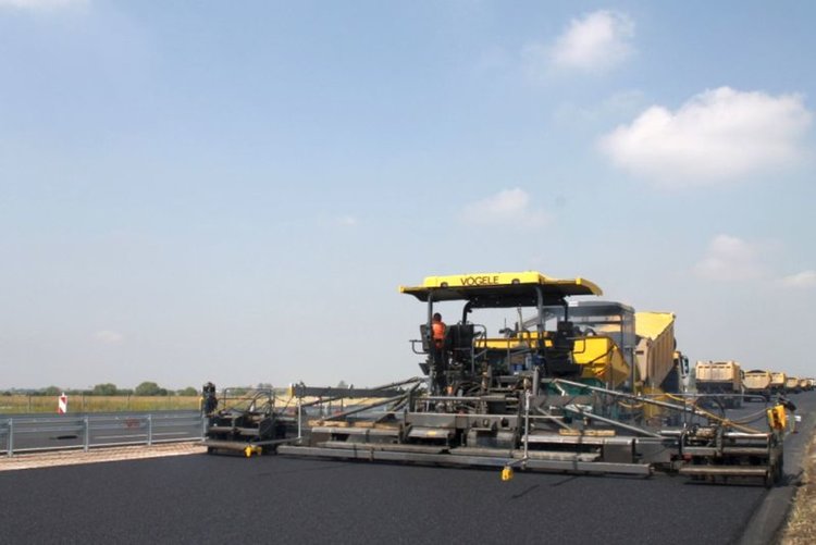 Ударно асфалтират магистрала "Тракия" край Пловдив 