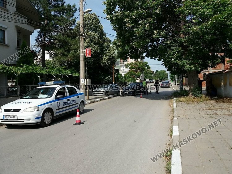 Катастрофа затрудни движението по ул. „Христо Смирненски“
