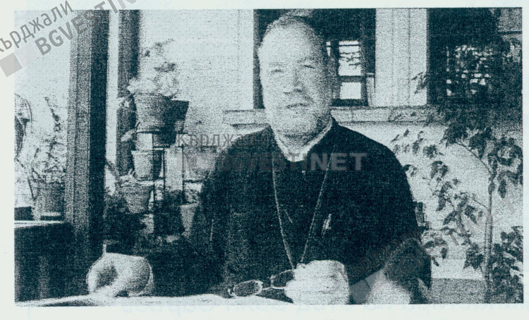 Отец Боян Саръев предаде на Държавен архив-Кърджали ценни документи