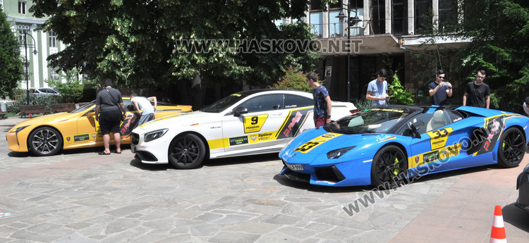 Суперскъпи спортни автомобили паркираха пред зала „Дружба“