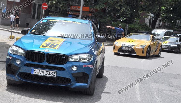 Суперскъпи спортни автомобили паркираха пред зала „Дружба“