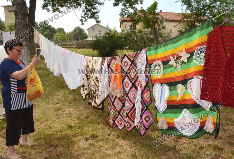 Село Крум влиза в Гинес с 4-метров плетен терлик 